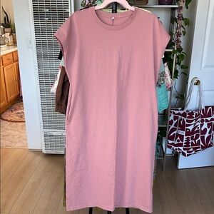 Uniqlo Dress. Size Large. PTP: 22”. Has pockets 😍